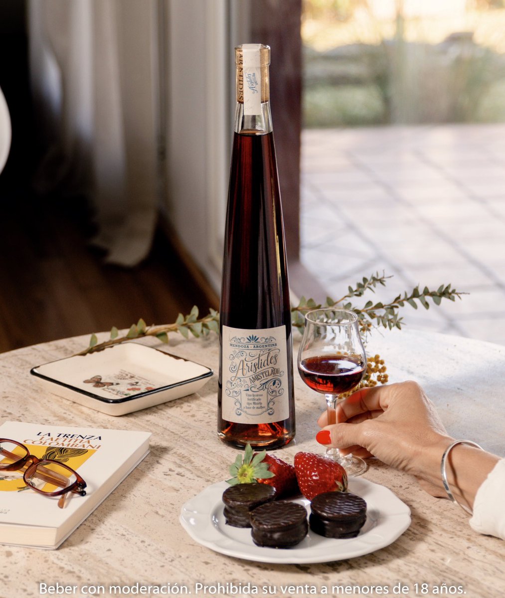 Amistelado, vino licoroso ideal para disfrutar una amena sobremesa en familia o con amigos.
¿Cómo soles acompañar la sobremesa? 🍷🍫

#aristideswines #malbec #amistelado #mendozaargentina