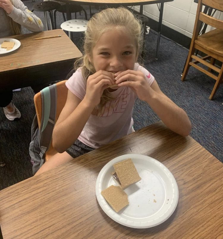 NobletChristina's tweet photo. Thank you @PapaJohns for donating pizza boxes for our @CFESmustangs to use to create solar ovens! We used all that we learned about thermal energy to make some s’mores. STEM came alive in our classroom, and then we ate it! @STEMGeorgia #delicious #stemmotivated #foodmotivated https://t.co/GeaQ49J4Kz