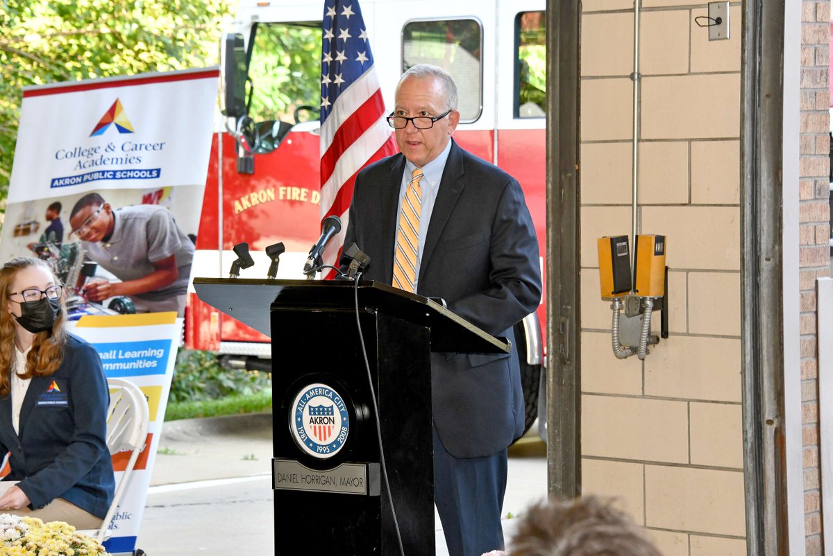 AkronOhioMayor's tweet photo. Today, @AkronPublic announced its partnership between Ellet CLC and the City. Akron will offer real-world learning opportunities in areas of criminal justice, fire safety, & animal studies. The academy will be named the City of Akron Academy of Community Health and Safety. https://t.co/isXG3rMKMd