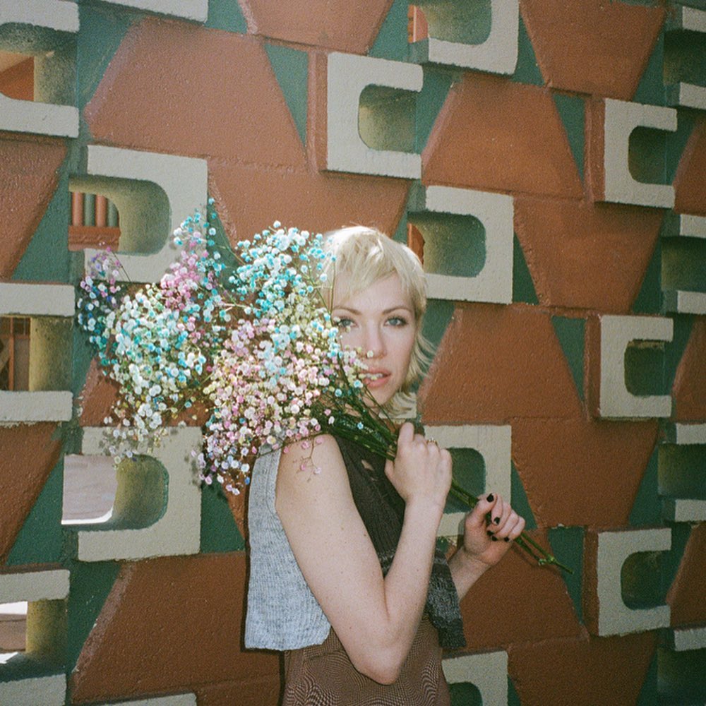 carlyraejepsen's tweet photo. Flower power 🌼🌸🌼 📸 @VanessaHeins https://t.co/4JvsCItMg0