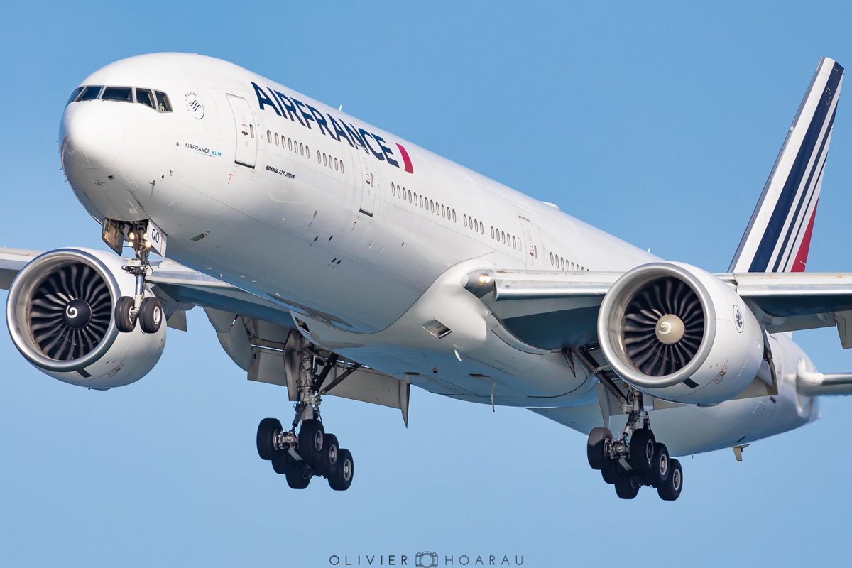 OlivierHoarau's tweet photo. 🇫🇷 @AirFranceFR #Boeing777 registred #FGSQO arriving this morning as #AF642 ✈️🇷🇪
#Avgeek #LaReunion #Fmee #Boeing #Airfrance #AeroportRolandGarros https://t.co/eTEKu1INez