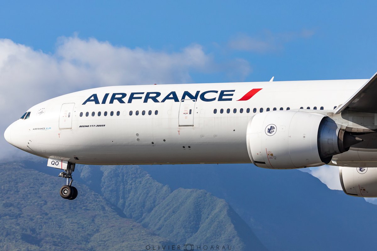 OlivierHoarau's tweet photo. 🇫🇷 @AirFranceFR #Boeing777 registred #FGSQO arriving this morning as #AF642 ✈️🇷🇪
#Avgeek #LaReunion #Fmee #Boeing #Airfrance #AeroportRolandGarros https://t.co/eTEKu1INez