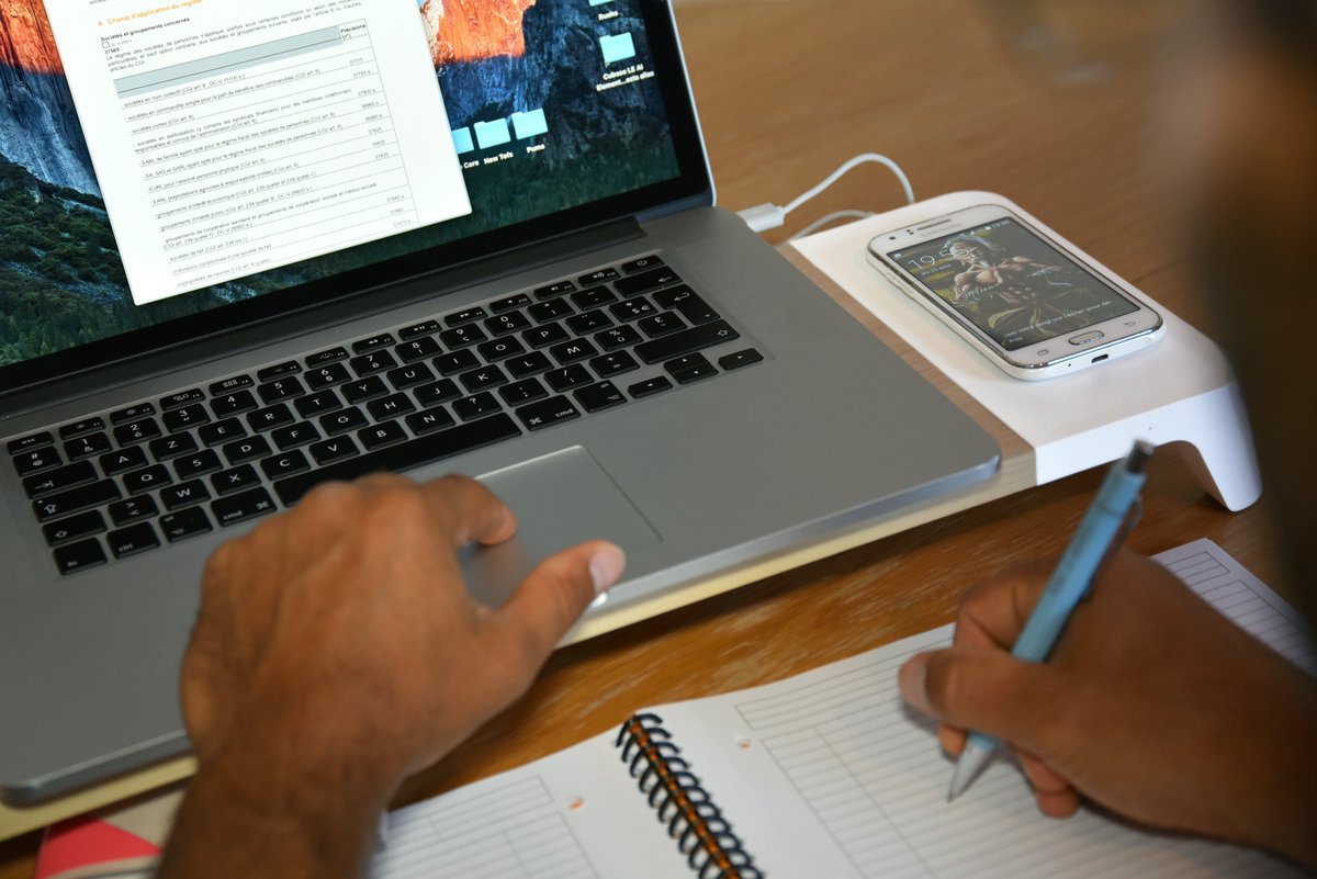 Gooconnect's tweet image. De nos jours, le travail sur écran est souvent considéré comme un travail peu physique.

Découvrez la station wooden wireless charger, notre station de travail intelligente surélevé qui va en ravir plus d’un !

👉. gooconnect.com