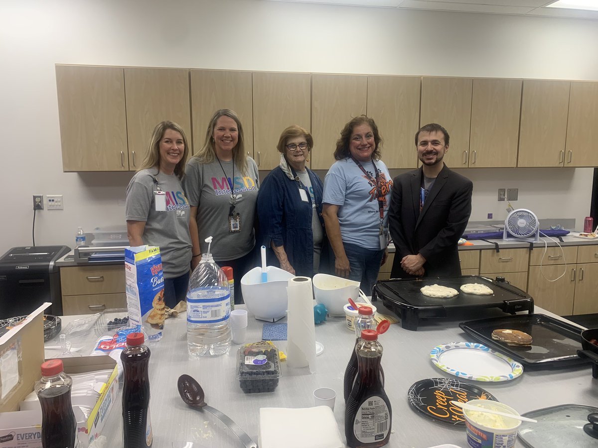 DrCharlieGarcia's tweet photo. Our amazing campus leaders truly embody a commitment to Love, Serve, &amp; Care. ❤️

Yarbrough admin served up a “made on the spot” pancake 🥞 breakfast to their staff this morning. 

What our schools continue to do is nothing short of remarkable. 🚀

#WeAreMISD https://t.co/yiQOuY9reZ