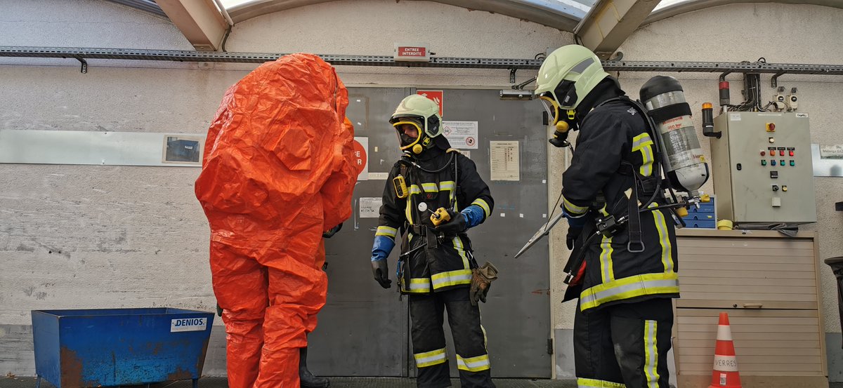 sdis21's tweet photo. 🧪Après 10 jours intensifs, le stage #RCH2 du @sdis21 touche à sa fin.
🎯Former les sapeurs-#pompiers à intervenir sur des interventions à caractère #chimique et/ou #biologique afin d'identifier les risques et de mettre en œuvre les moyens pour résorber le danger. https://t.co/ZrLYhG4JBk