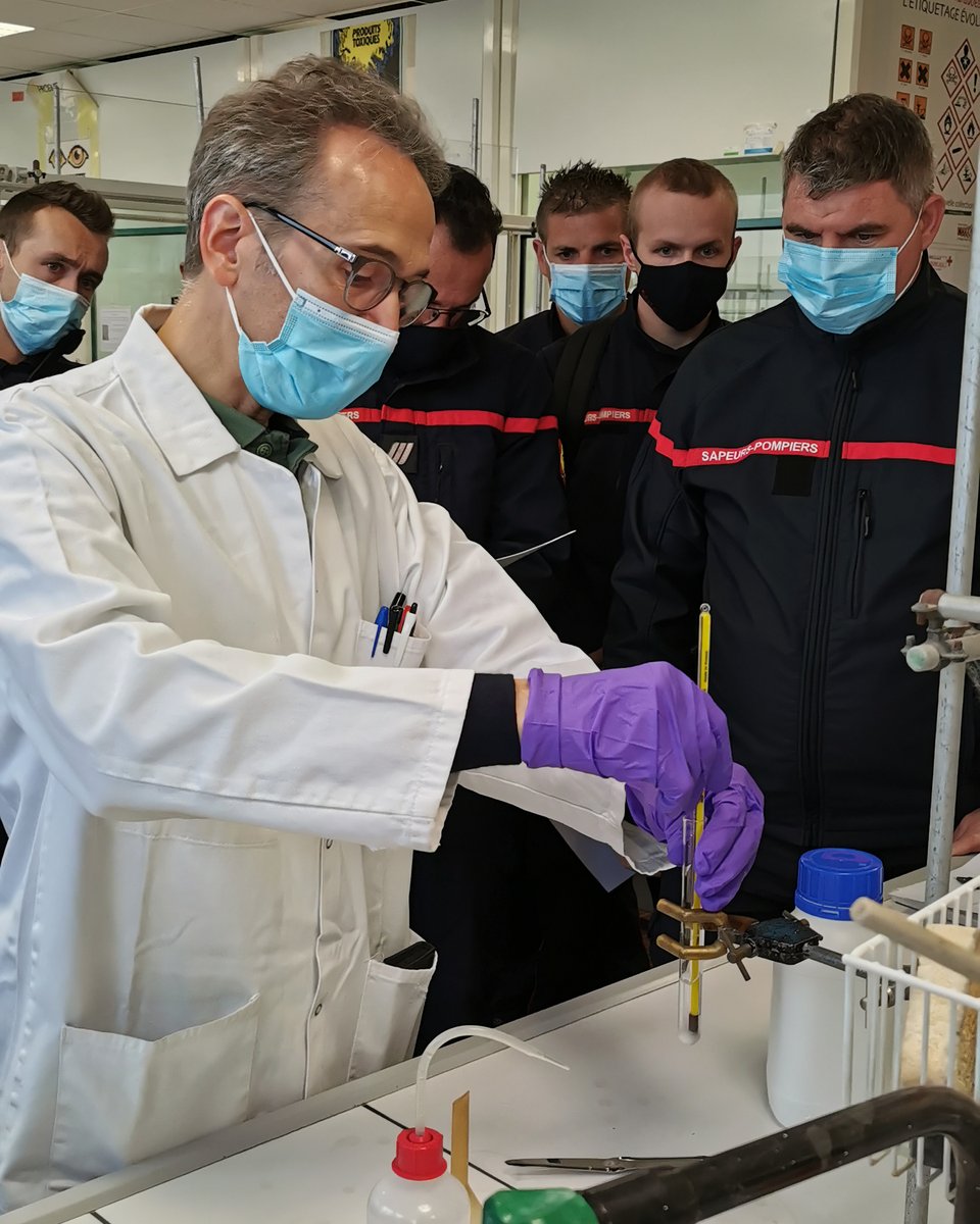 sdis21's tweet photo. 🧪Après 10 jours intensifs, le stage #RCH2 du @sdis21 touche à sa fin.
🎯Former les sapeurs-#pompiers à intervenir sur des interventions à caractère #chimique et/ou #biologique afin d'identifier les risques et de mettre en œuvre les moyens pour résorber le danger. https://t.co/ZrLYhG4JBk