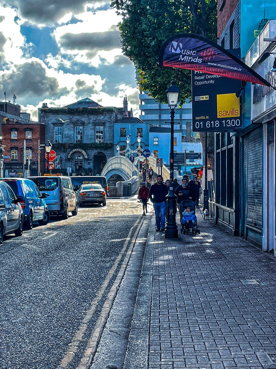 lindabrennan223's tweet photo. A walk in the city to meet my son @nrdbrennan home from London #happytimes #homeforawedding #family #merchantsarch #100daysofwalking #300crew @100DaysOfWalkin #dublin https://t.co/hULOi9KLeR