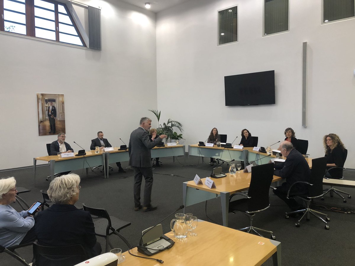 Openbare gesprekken over toegang tot zorg in Middelburg van start. Aan gespreksleider Peter Joosse de uitdaging om problemen en oplossingen daarvoor boven de ‘talkshowtafel’ te krijgen