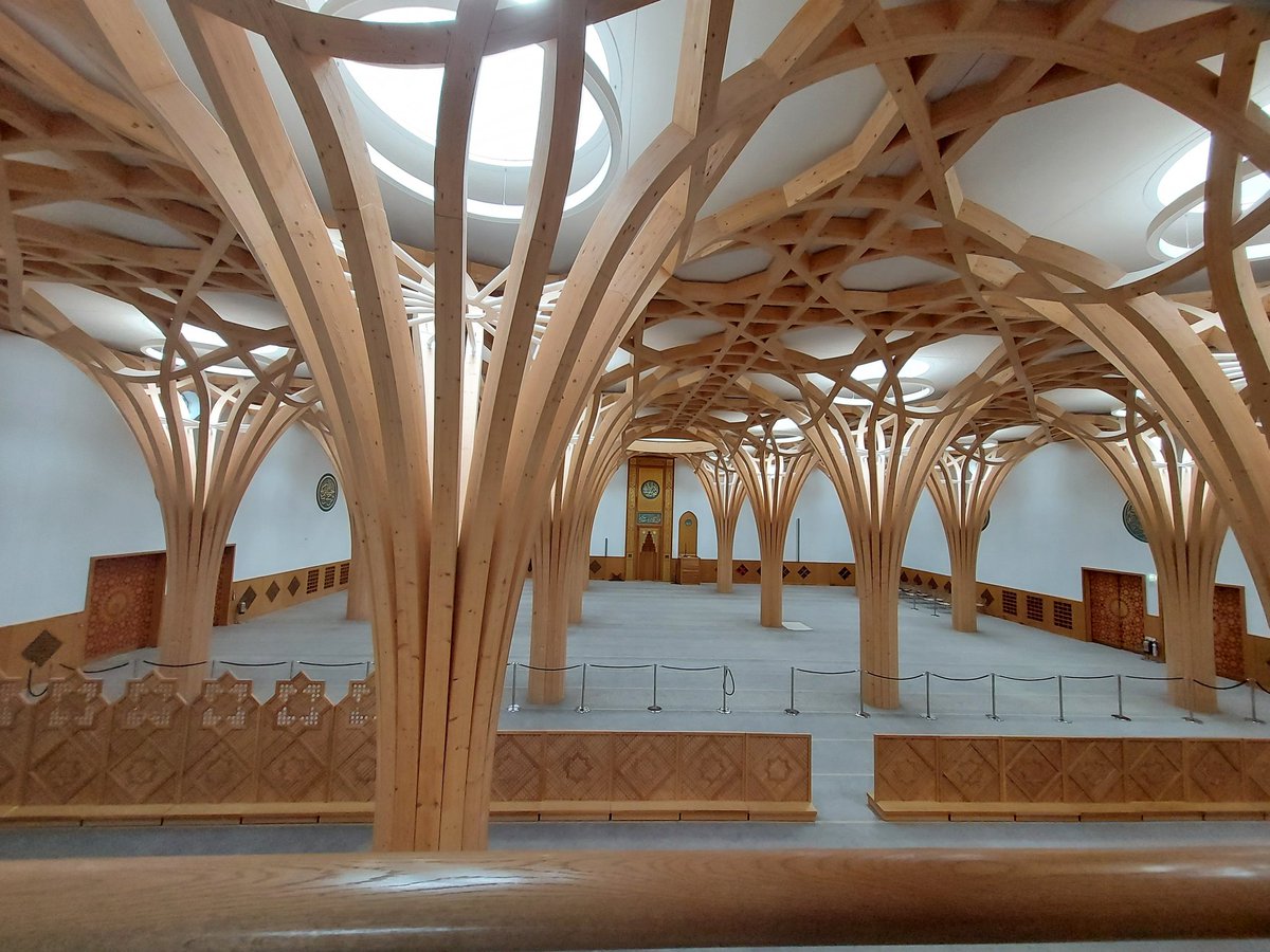 larryfroot's tweet photo. Presenting the gorgeous interior of @CambCentMosque
Britain's first eco themed mosque inspired by English and Islamic architectural brilliance. #cambridgemosque #mosques #Britishmosque https://t.co/GYmY98kV9F