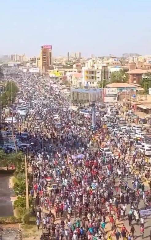 HanonaJack's tweet photo. ٢١اكتوبر زخم الثورة 
يوم تاريخي  رسالة البر كم انت رخيص وليس بقامة الوطن اليوم درس بليغ ورسالة قوبة فقط تنحي واذهب الخائن ليس بقامة الثورة
ر https://t.co/dsDas9cm5a