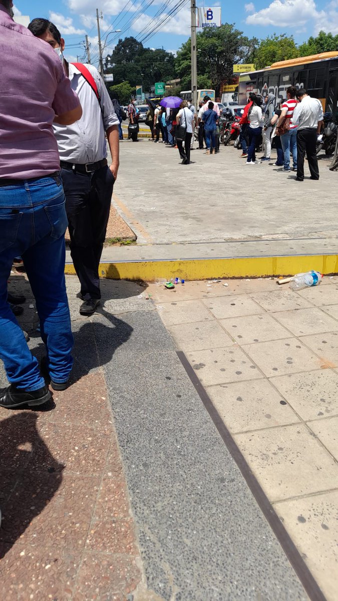 Marchadevi's tweet photo. @PoderJudicialPY Y esta violencia de parte de los registros públicos que es para ustedes...?? Ni a los perros se les tiene asi por horas bajo el sol señores...!! Esto ya es inhumano https://t.co/vPnr5iaZcO