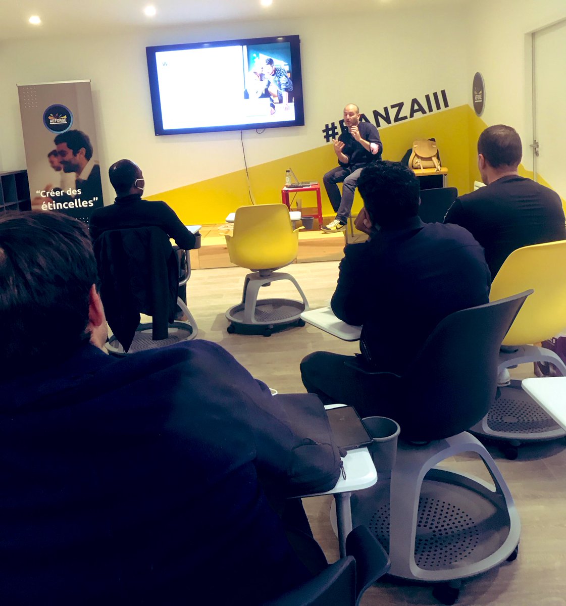 We_Forge's tweet photo. 🚂 Pierre Facq, Directeur @LeWagonNantes, présente les dispositifs de formation / Bootcamps qui arrivent à Angers #Banzaiii #Coding #DataScience https://t.co/XM49ySF1LB