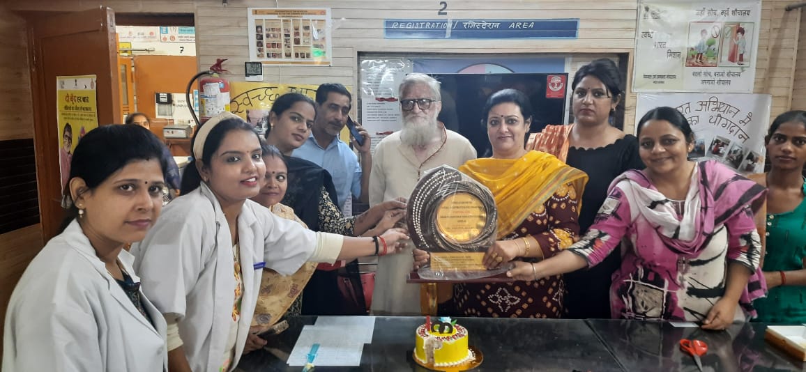 rai_mrinank's tweet photo. 100 करोड़ टीकाकरण के महायज्ञ में छबियाना प्राथमिक चिकित्सा केन्द्र की महिला कोरोना योद्धाओं डॉ योगिता शर्मा और उनकी समस्त टीम के अतुलनीय योगदान  के लिए राष्ट्रीय स्वयंसेवक संघ द्वारा उनका हार्दिक आभार और शुभकामनाएं.

@narendramodi @PMOIndia https://t.co/tSKhsCn1za