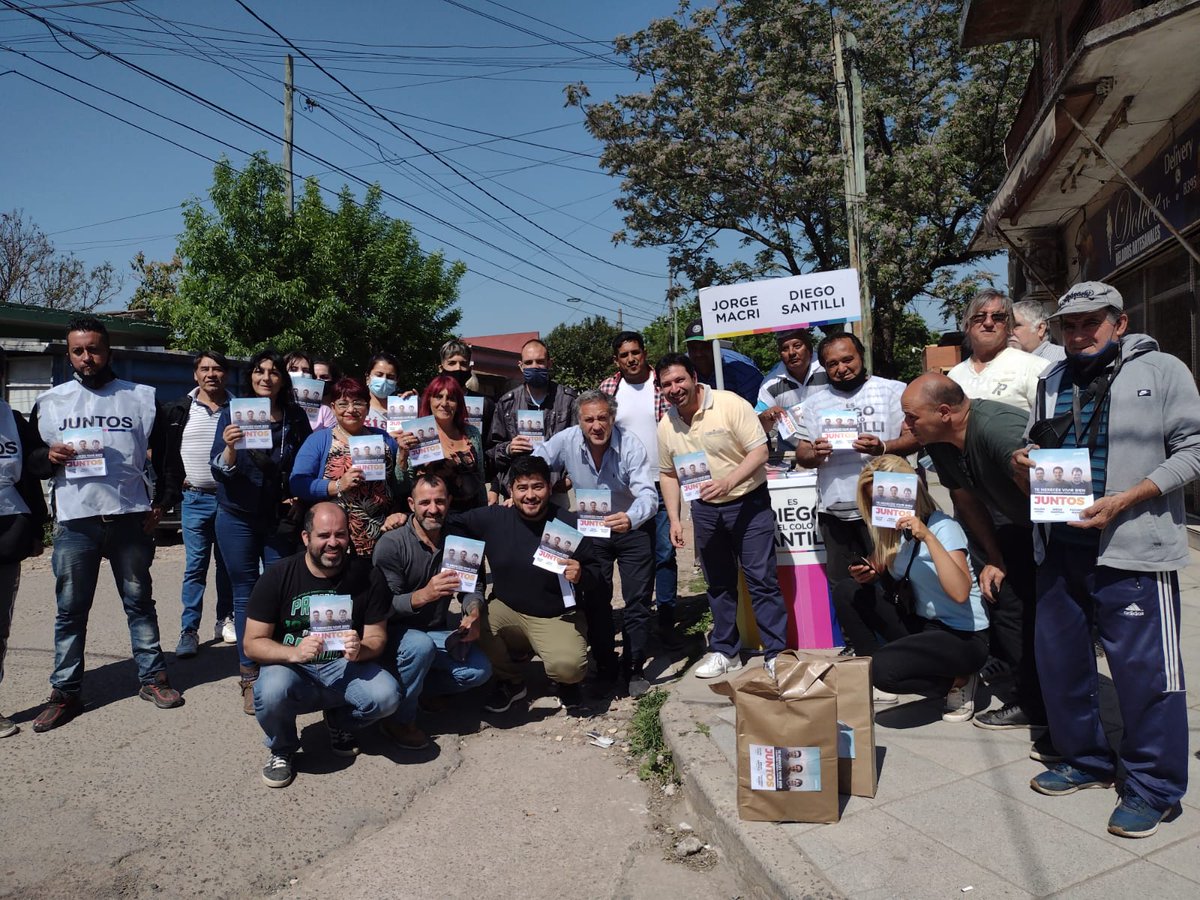 coppolaleonardo's tweet photo. Junto a @dlTorrePablo y un gran equipo recorrimos La Perlita, el barrio donde nací y crecí.

#Moreno necesita un cambio y lo vamos a hacer juntos.

#JuntosMoreno 
#EsAhora https://t.co/kLmnM4OdUl