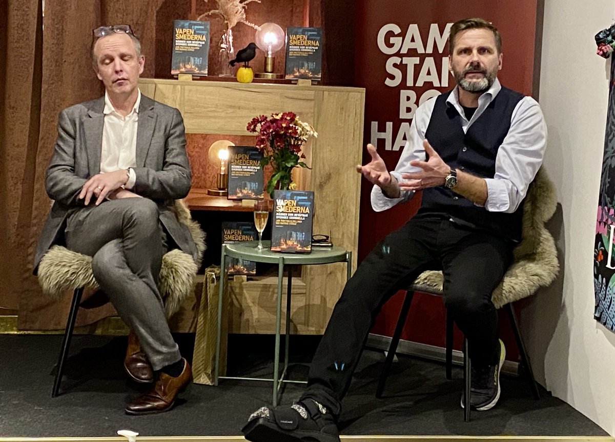 Jesper_Sunden's tweet photo. SvD:s rutinerade mästergrävare ⁦@MathiasStahle⁩ &amp; ⁦@JaniPSallinen⁩ berättar om hur boken ”Vapensmederna” blev till. #releasefest https://t.co/yZ5bSP4KxX