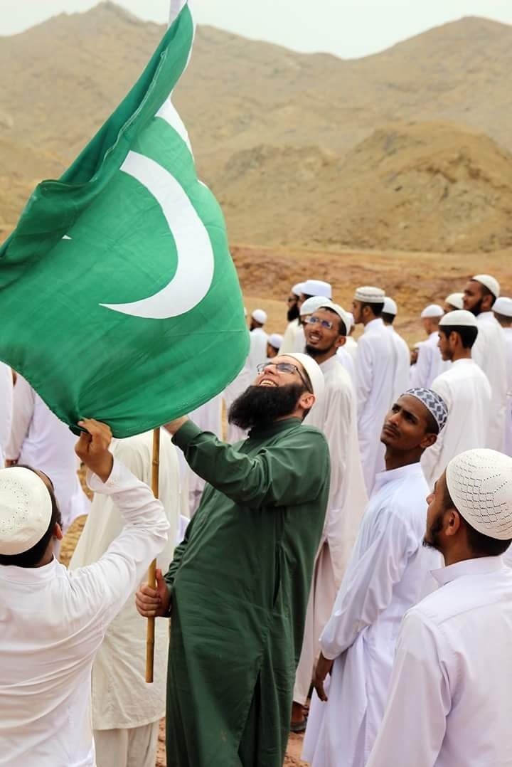 Leve_Palestina0's tweet photo. His smile and this flag🥺♥️
#BlessingyourTL 
#JunaidJamshed
#PakistanZindabad https://t.co/l9dhIuxTH1