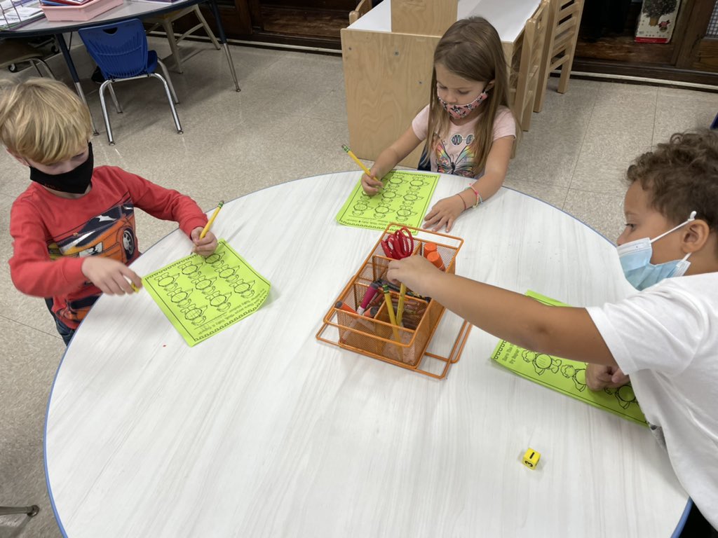 MsKallertEDU's tweet image. It’s the 30th day of school, do you know what that means?! Zero the hero is back with another fun math activity for us! Today we practiced with making tally’s! #zerothehero #weelovemath @WeehawkenTSD @McginleyIsabel