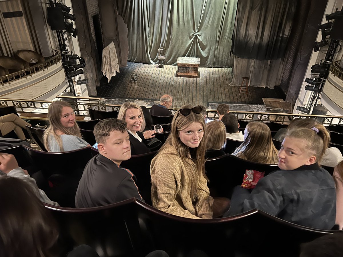 EA_expressive's tweet image. London Experience day 3: Morning spent exploring Covent Garden, Lunch at Leicester Square, and final show of the trip : the brilliantly spooky @Womaninblack_UK where students got a master class in how to create tension on stage. Perfect as a pre-Halloween treat! @elizabethanac