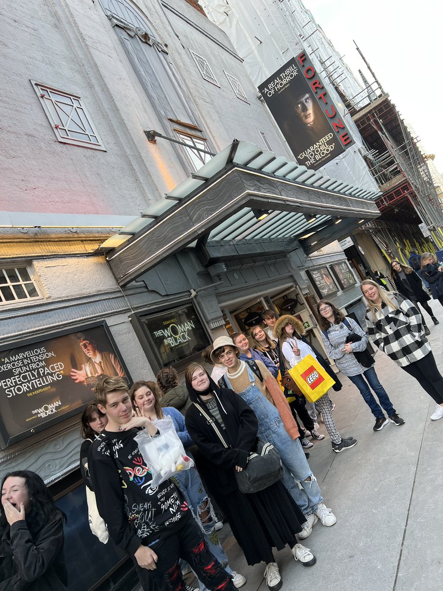 EA_expressive's tweet image. London Experience day 3: Morning spent exploring Covent Garden, Lunch at Leicester Square, and final show of the trip : the brilliantly spooky @Womaninblack_UK where students got a master class in how to create tension on stage. Perfect as a pre-Halloween treat! @elizabethanac
