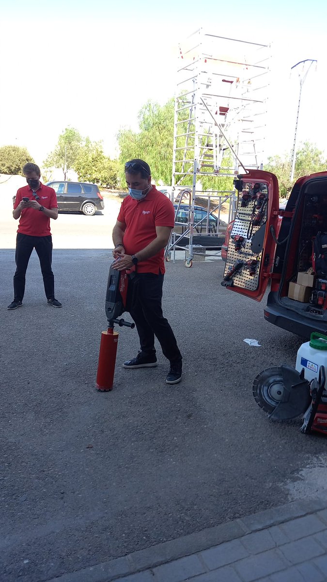 SolduferSL's tweet photo. La semana pasada tuvimos la visita de JSD Milwaukee para formar al equipo comercial de Soldufer en la gama MX Fuel. Uno de los sistemas más avanzados de maquinaria a batería de la industria.

#ecommerce  #industria #ferreteria #suministros #soldufer #MXFUEL #milwaukeetool https://t.co/0qIdtiraw2