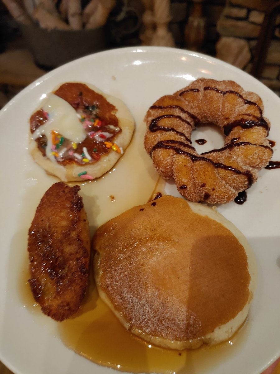 jayatetoomuch's tweet photo. Great Breakfast at Song & Hearth this morning. @sammiethefoodie & I have a video of this experience on YouTube. Biscuits & Gravy, and the Birthday Cake Pancake were a highlight. The centerpiece room here has murals of a tree representing each season. #dollywood #dollywoodeats https://t.co/RVqOMyAo26