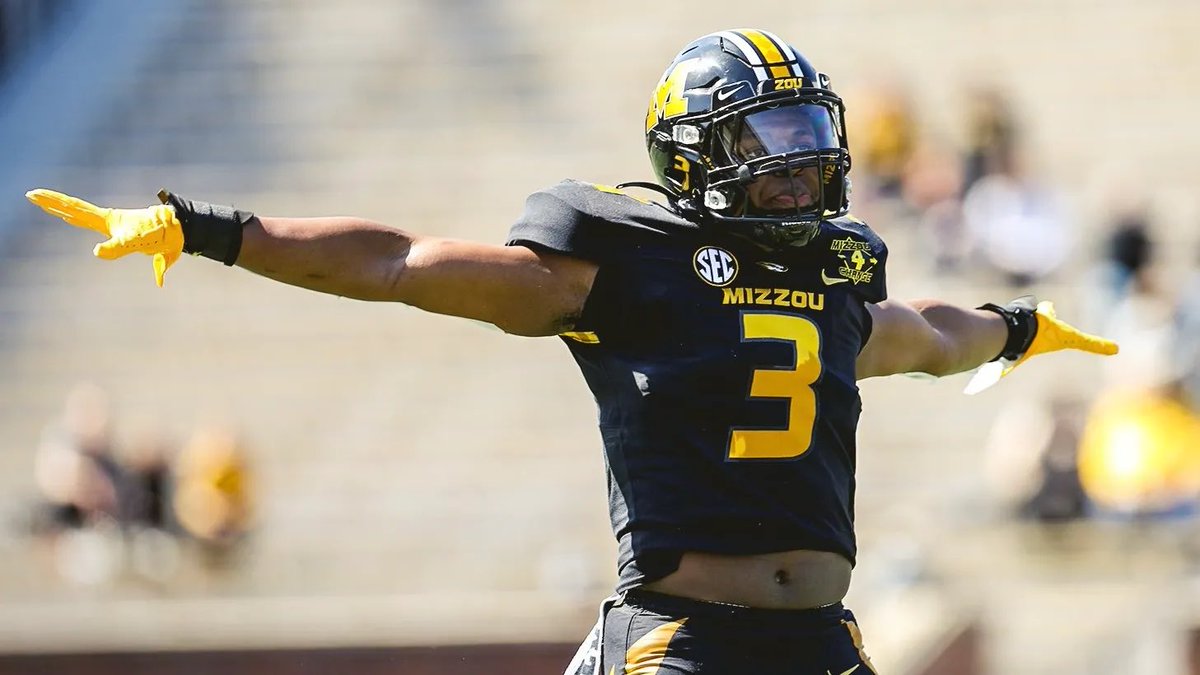 moses4x's tweet photo. #AGTG Beyond blessed and grateful to receive an offer from The University of Missouri!!🐯⚫️#MIZ @JUCOFFrenzy @JuCoFootballACE @GregBiggins @MizzouFootball https://t.co/Hoh2JRLtgh