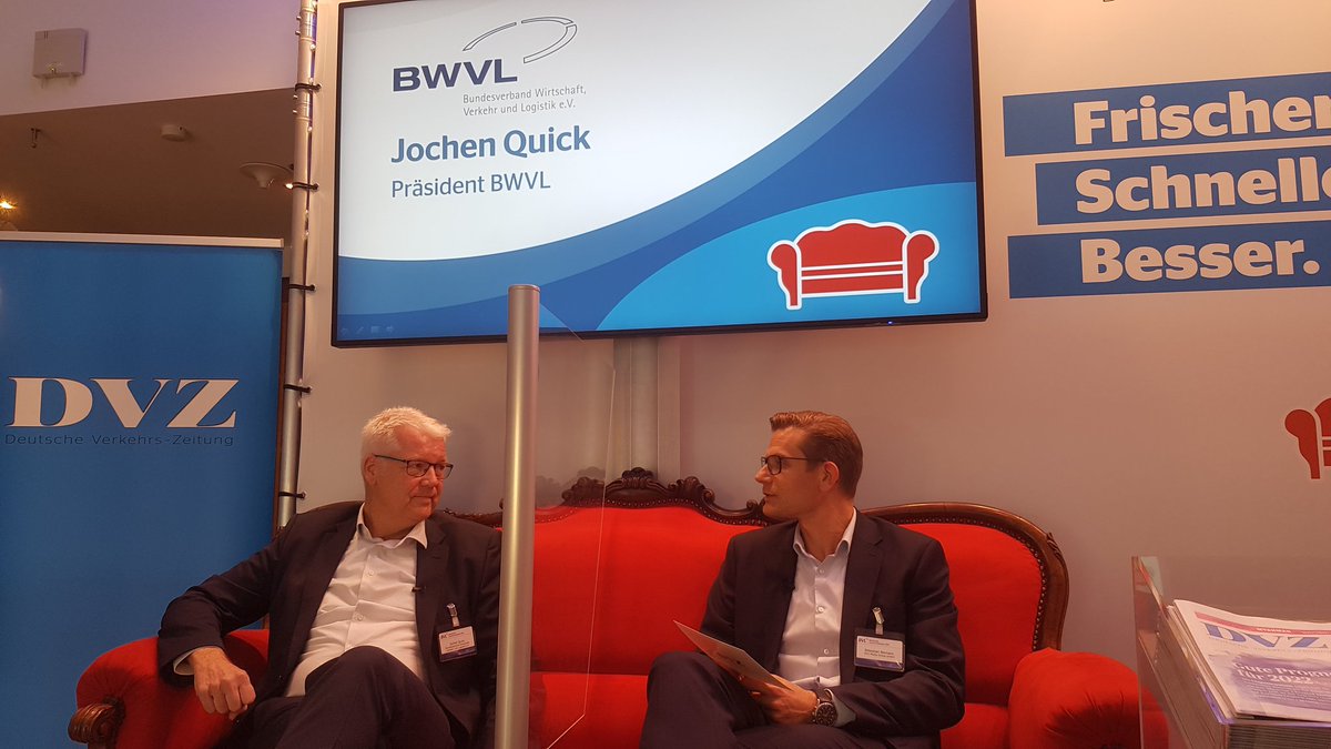 "Die #Lieferketten sind angespannt, die Versorgung sehen wir aber aktuell nicht fundamental gefährdet," so <a href="/BwvlBonn/">BWVL</a> Präsident <a href="/QuickJochen/">Jochen Quick</a> im Gespräch mit DVZ-Chefredakteur Reimann auf dem roten Sofa auf dem #DLK21.