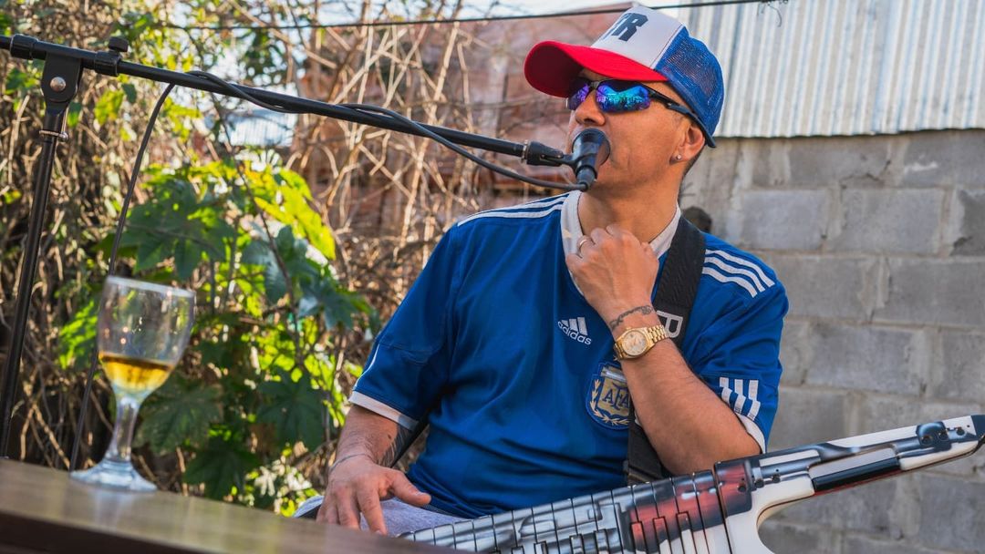 sinmiedooficial's tweet photo. Tercer y último invitado para la #session16. Su majestad @pablitolescano. La banda de #sinmiedo + invitados de lujo. ¿Quién será? 🤔 https://t.co/5s3Hod2giT