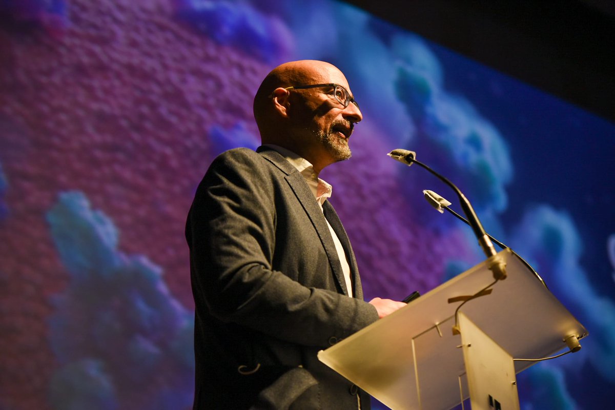 TecnoCampus's tweet photo. Salvador Macip @DrMacip, professor del Departament de Biologia #Molecular i Cel·lular de la Universitat de Leicester @uniofleicester "Els #microbis són essencials per a la vida. Dels milions que existeixen, només alguns són #patògens i hi mantenim una lluita constant"🔬🤔 https://t.co/qwsW1cC1rU