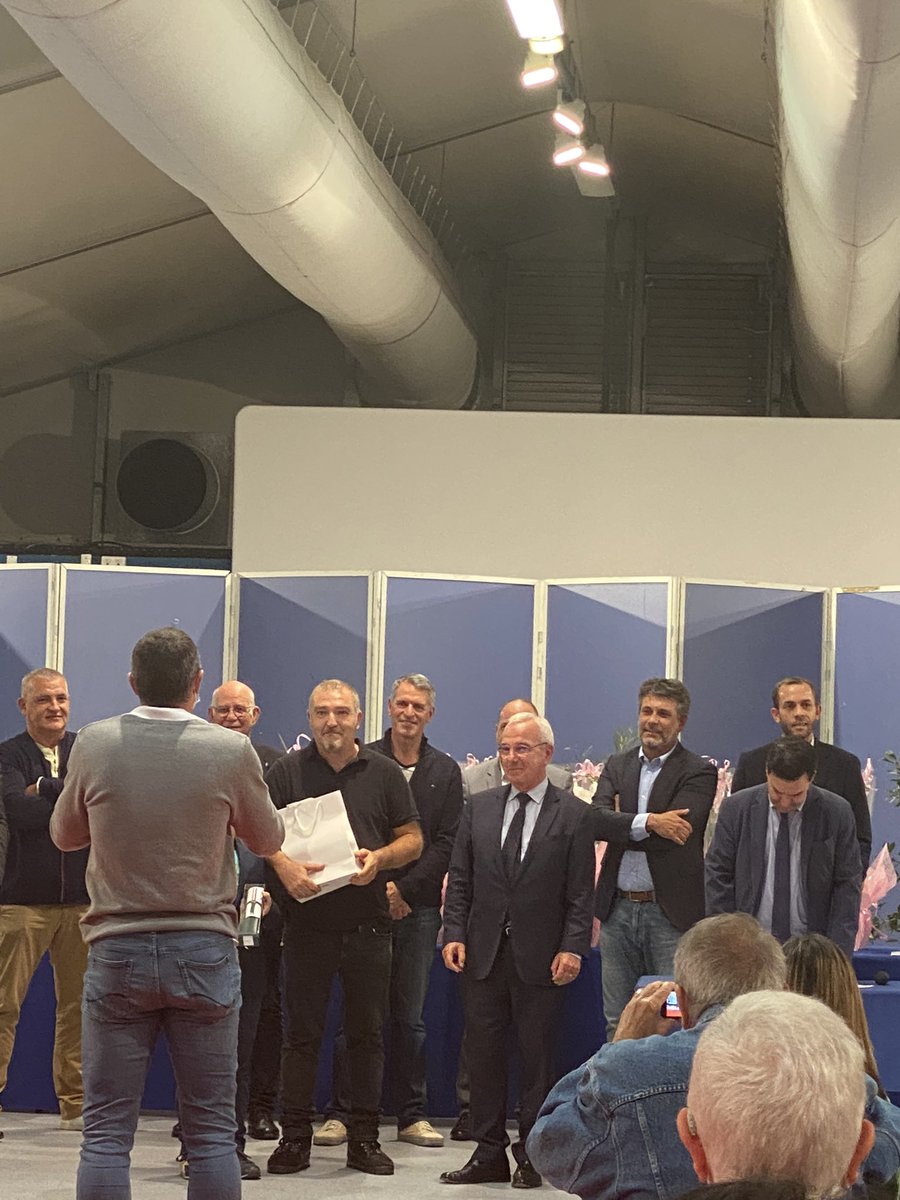 TaquillainX's tweet photo. Beaucoup d’émotion à l’occasion de la cérémonie de remise des médailles du travail aux personnels @CASAOfficiel @antibes_jlp et #ccas #recompense #carriere #generation #travailaccompli https://t.co/bsZjAIwu1f