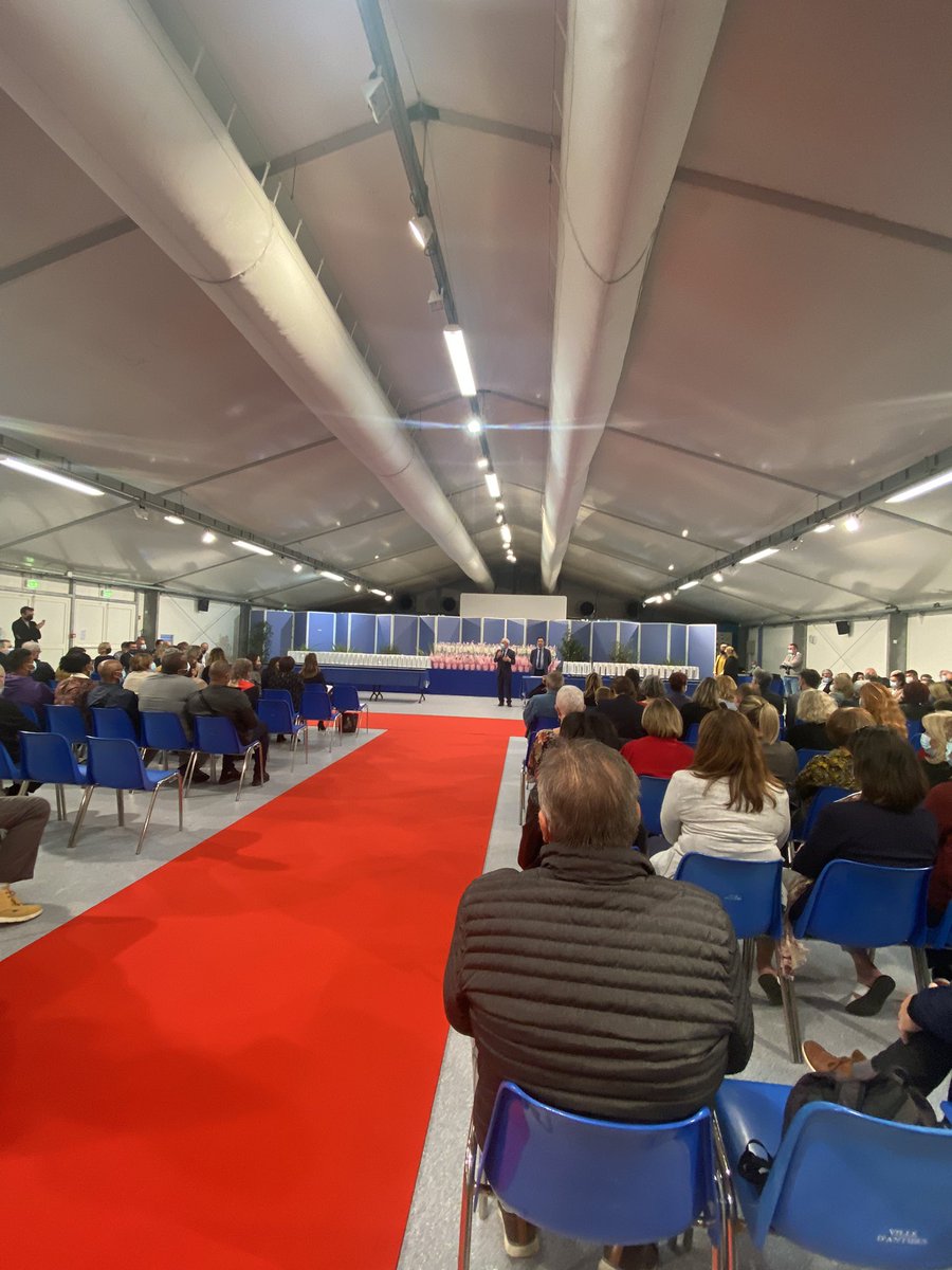 TaquillainX's tweet photo. Beaucoup d’émotion à l’occasion de la cérémonie de remise des médailles du travail aux personnels @CASAOfficiel @antibes_jlp et #ccas #recompense #carriere #generation #travailaccompli https://t.co/bsZjAIwu1f