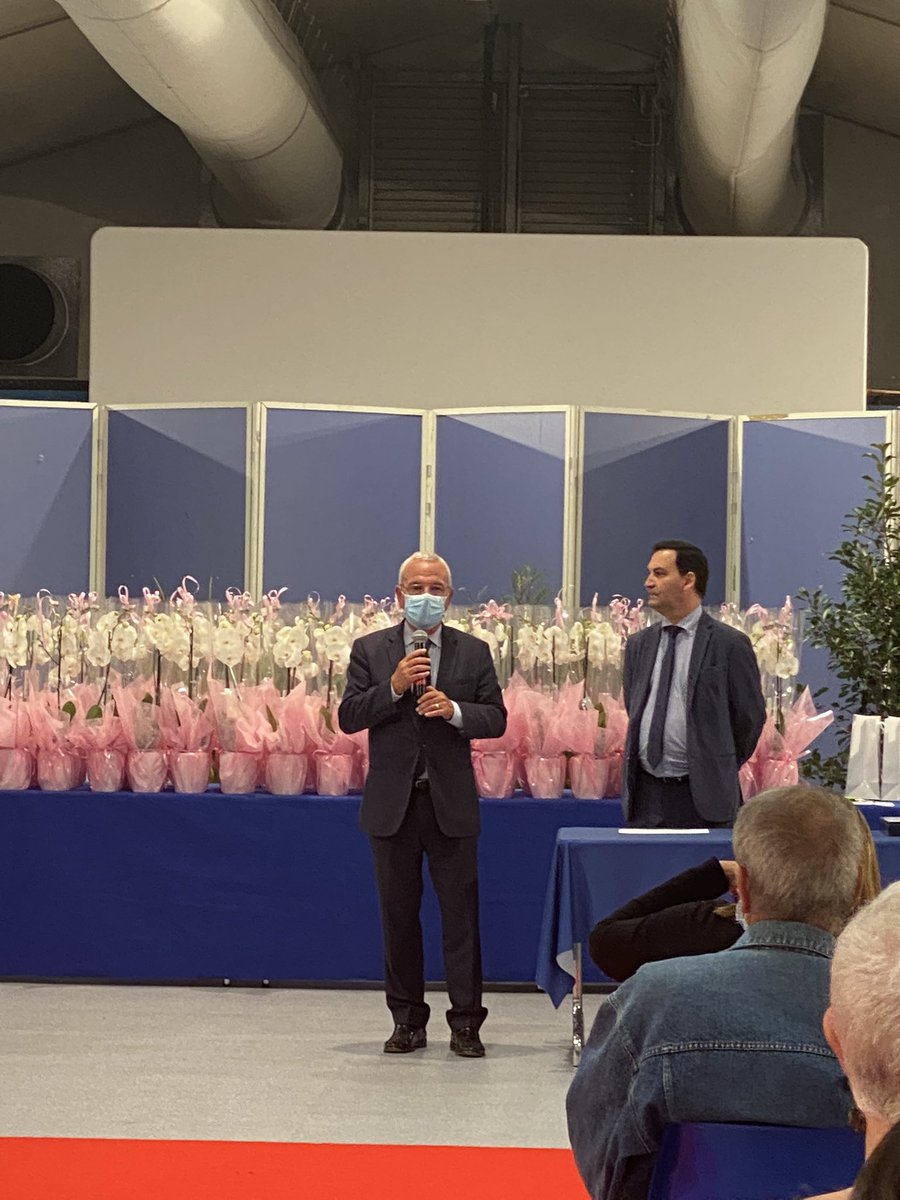 TaquillainX's tweet photo. Beaucoup d’émotion à l’occasion de la cérémonie de remise des médailles du travail aux personnels @CASAOfficiel @antibes_jlp et #ccas #recompense #carriere #generation #travailaccompli https://t.co/bsZjAIwu1f