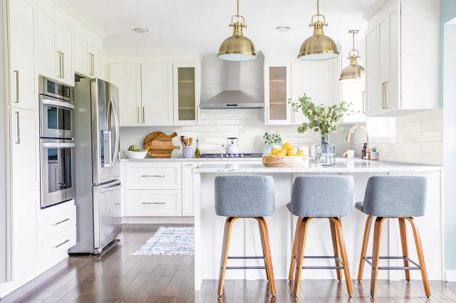ThePropertyBoy's tweet photo. Kitchen of the Week: White, Brass and Blue With a G-Shaped Layout (6 photos) https://t.co/BMd1KxI6KT #PropertyIdeas #RG27 https://t.co/ym3zKR2so9