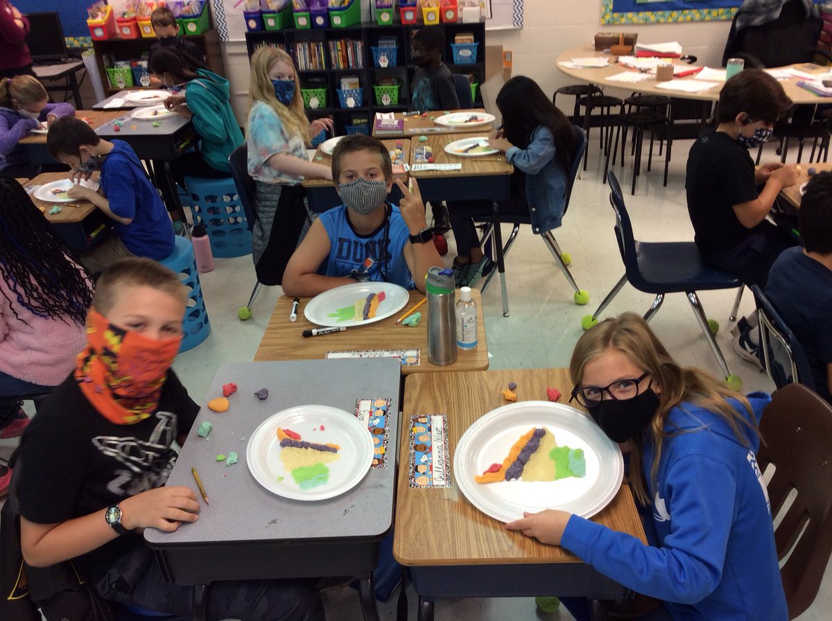 kmcdonaldsclass's tweet photo. Ss made their own Virginia maps. https://t.co/BbkLRpuDAu