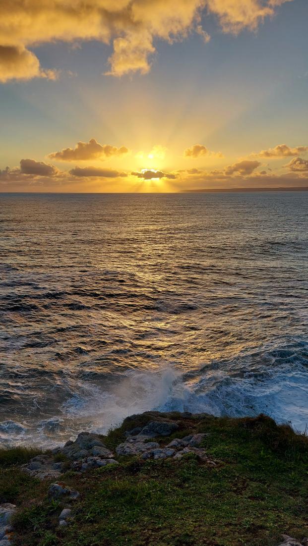 CarolynKennett's tweet photo. Wild seas at sunset tonight at Rinsey #Cornwall #sunset #sea https://t.co/VW6Pxb5eCb