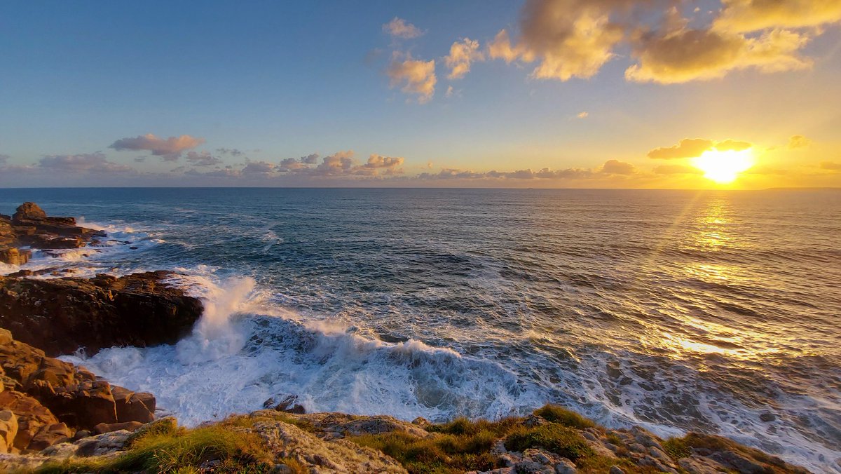 CarolynKennett's tweet photo. Wild seas at sunset tonight at Rinsey #Cornwall #sunset #sea https://t.co/VW6Pxb5eCb