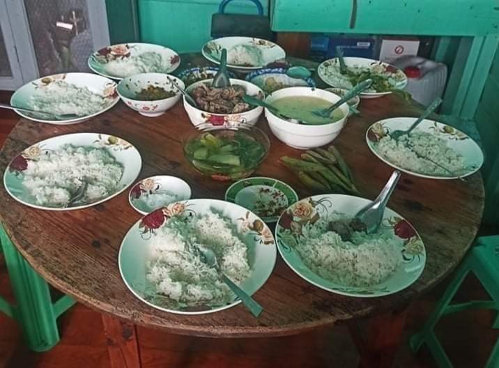 ChinHumanRights's tweet photo. SAC soldiers looted over 4 mil Kyats, a gold necklace &amp; erring from a family of 8 members just as they're laying food on their dinner table last evening. They are among mass arrestees taken away after soldiers discovered mines laid on the road close to their neighborhood. https://t.co/xrGUJqcpZ0