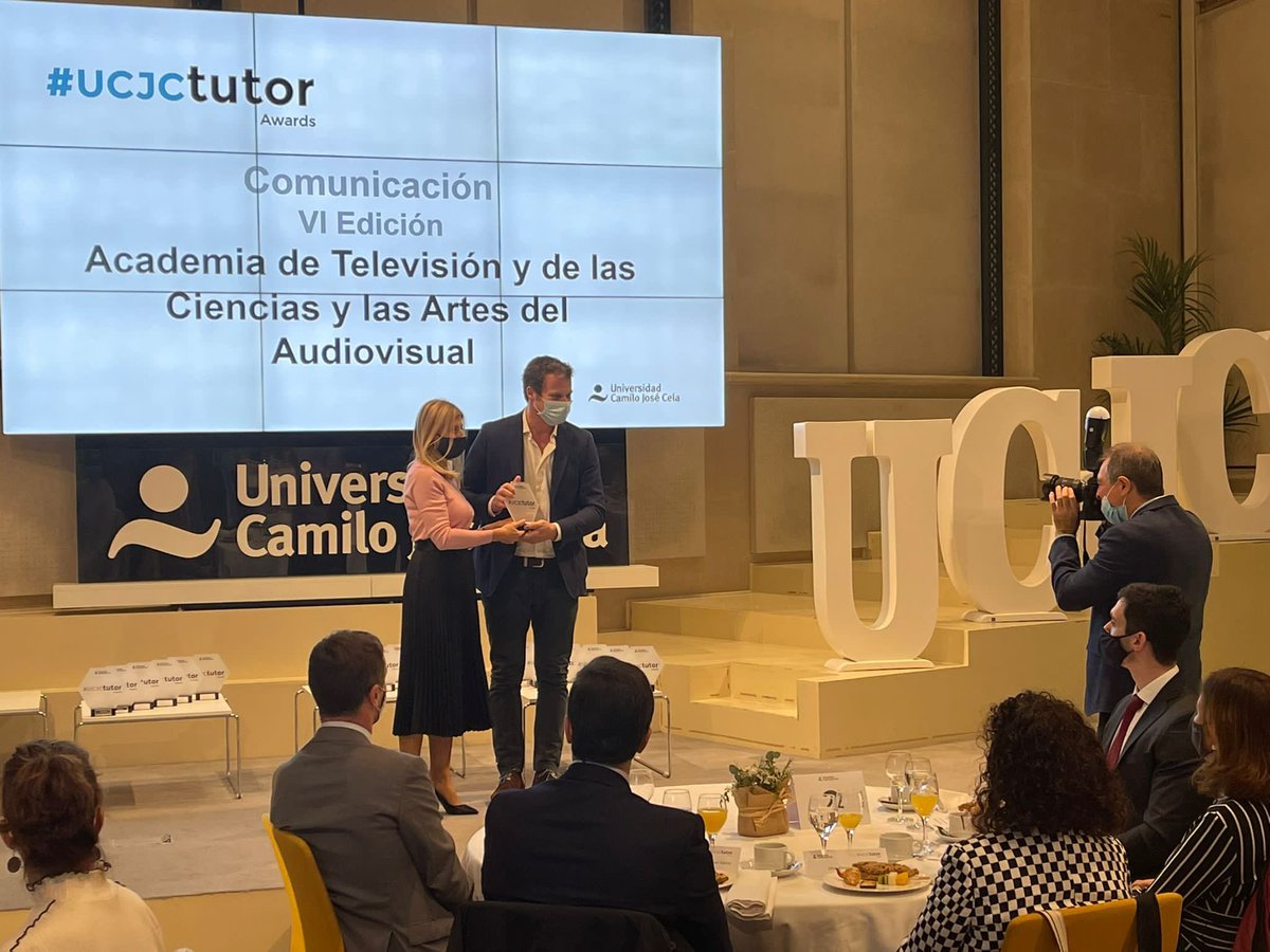 Alumnos_CAV's tweet photo. La @universidadcjc otorga el #ucjctutor por sus prácticas profesionales a los alumnos del grado en #ComunicaciónAudiovisual y #NuevosMedios a la Academia de Television y de las Ciencias y las Artes del Audiovisual 👏🏻👏🏻 https://t.co/K9kWrIhkL9