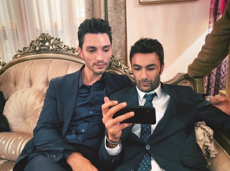 pembesseker's tweet photo. Kız istemede çaktırmadan cilveleşen Esra ve Ozan izlememiz yok mudur 💃

#aşkmantıkintikam #eszan https://t.co/Lgk8jz891F