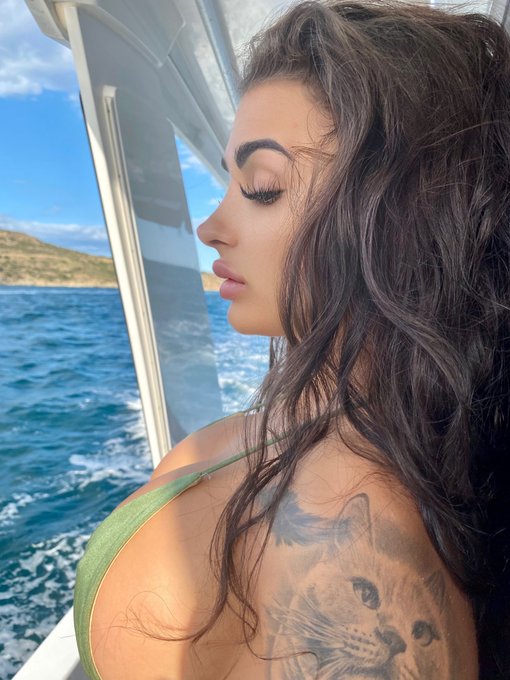 D&eacute;jame en los comentarios un lugar donde te gustar&iacute;a pasar el fin de semana conmigo 🥰🥰 https://t.co/2WihYCAJjt