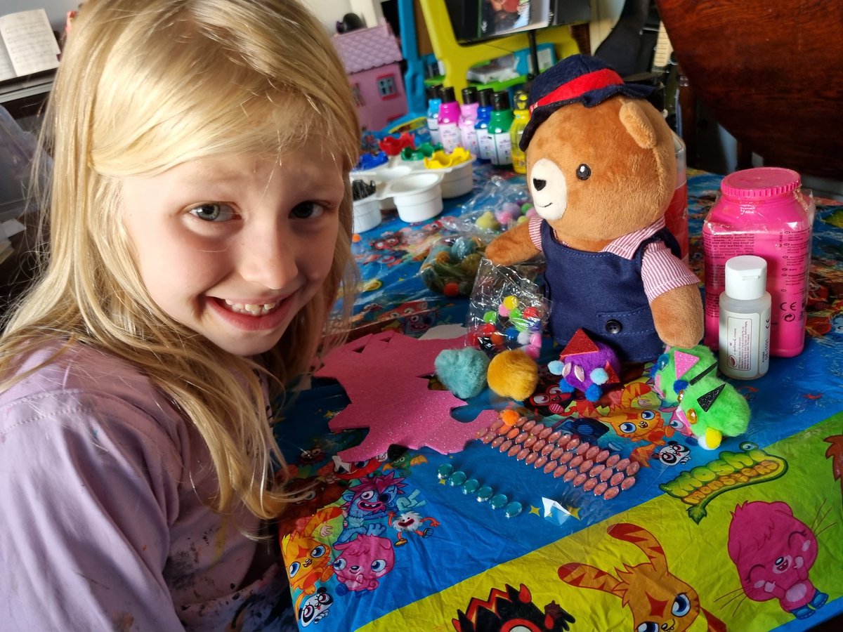 ValBeres78's tweet photo. #BellaBear has been busy doing some art craft at home with B. She is now a real artist! @BowdonPrep https://t.co/TqTaKNA66Q