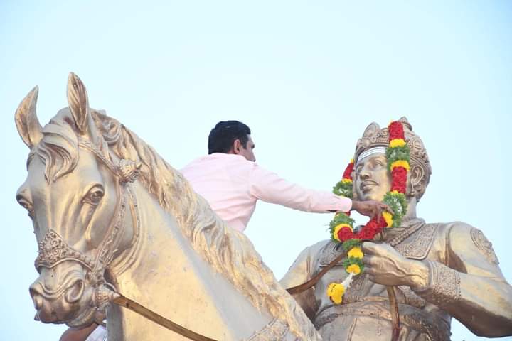 SanganagoudaNB's tweet photo. ಬಿಜೆಪಿ ಅಧ್ಯಕ್ಷರು ಬರ್ತಾರೆ ಅಂದಾಗ ಎಷ್ಟ್ ಜನ ಸೇರ್ತಾರೋ ಅದ್ರ ಸಾವಿರ ಪಟ್ಟು ಜನ ಉಪಾಧ್ಯಕ್ಷರು ಬಂದಾಗ ಸೇರ್ತಾರೆ 😍❤️ ಅವರವರ ಯೋಗ್ಯತೆಗೆ ತಕ್ಕಂತೆ ಜನ ಸಂಪಾದನೆ ಮಾಡ್ತಾರೆ.. ಜನನಾಯಕನಾಗ್ತಾರೆ....❤️
@BYVijayendra 
#BYVijayendra #TeamBYV https://t.co/hoYYLunSsy