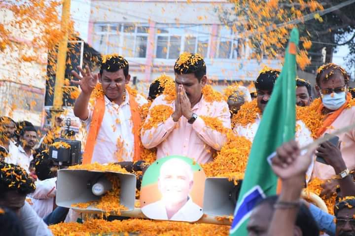 SanganagoudaNB's tweet photo. ಬಿಜೆಪಿ ಅಧ್ಯಕ್ಷರು ಬರ್ತಾರೆ ಅಂದಾಗ ಎಷ್ಟ್ ಜನ ಸೇರ್ತಾರೋ ಅದ್ರ ಸಾವಿರ ಪಟ್ಟು ಜನ ಉಪಾಧ್ಯಕ್ಷರು ಬಂದಾಗ ಸೇರ್ತಾರೆ 😍❤️ ಅವರವರ ಯೋಗ್ಯತೆಗೆ ತಕ್ಕಂತೆ ಜನ ಸಂಪಾದನೆ ಮಾಡ್ತಾರೆ.. ಜನನಾಯಕನಾಗ್ತಾರೆ....❤️
@BYVijayendra 
#BYVijayendra #TeamBYV https://t.co/hoYYLunSsy