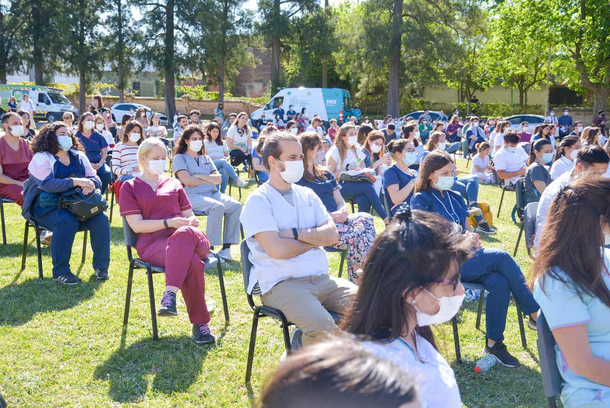 salvagiorgi's tweet photo. Ayer en @hzeceldique participamos del acto de bienvenida a lxs residentes que ingresan a los hospitales de la Provincia y acompañamos la firma del convenio entre @SaludBAP y la @unlp que garantiza la gratuidad de los cursos de formación de posgrado y su correspondiente título. https://t.co/8WVoXcL1Gp