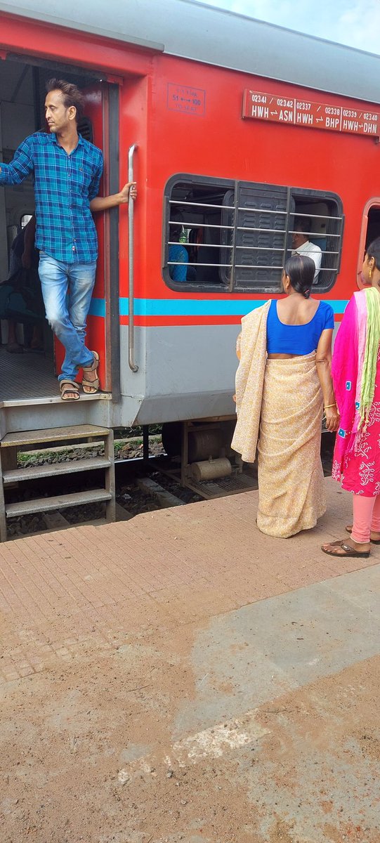 apumejia's tweet photo. @RailMinIndia @drmhowrah Raniganj(RNG), PF no 4, gap is so large that people would fall inside the line &amp; accident would happen. Please look into it, it is so unsafe since trains stop here for 1-2 min only. Old people @ high risk. https://t.co/YpxCHkakoG
