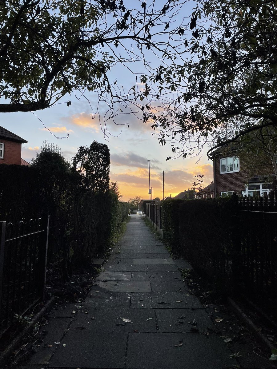 teakeepers's tweet photo. What a beautiful evening sky! #autumn https://t.co/lc2dC5SSNh