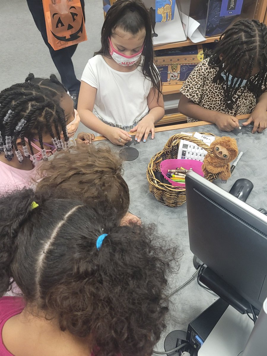 LittlesRaHoot's tweet photo. Field trip days are the best kind of days! Thanks @AtascocitaLib for having my lil owls visit today. We counted, heard stories, played eye spy and got our own library cards. My kiddos loved their prizes and seeing their classmates. @HumbleISD_OE #virtualteacherlife https://t.co/gWNdS5PSNn