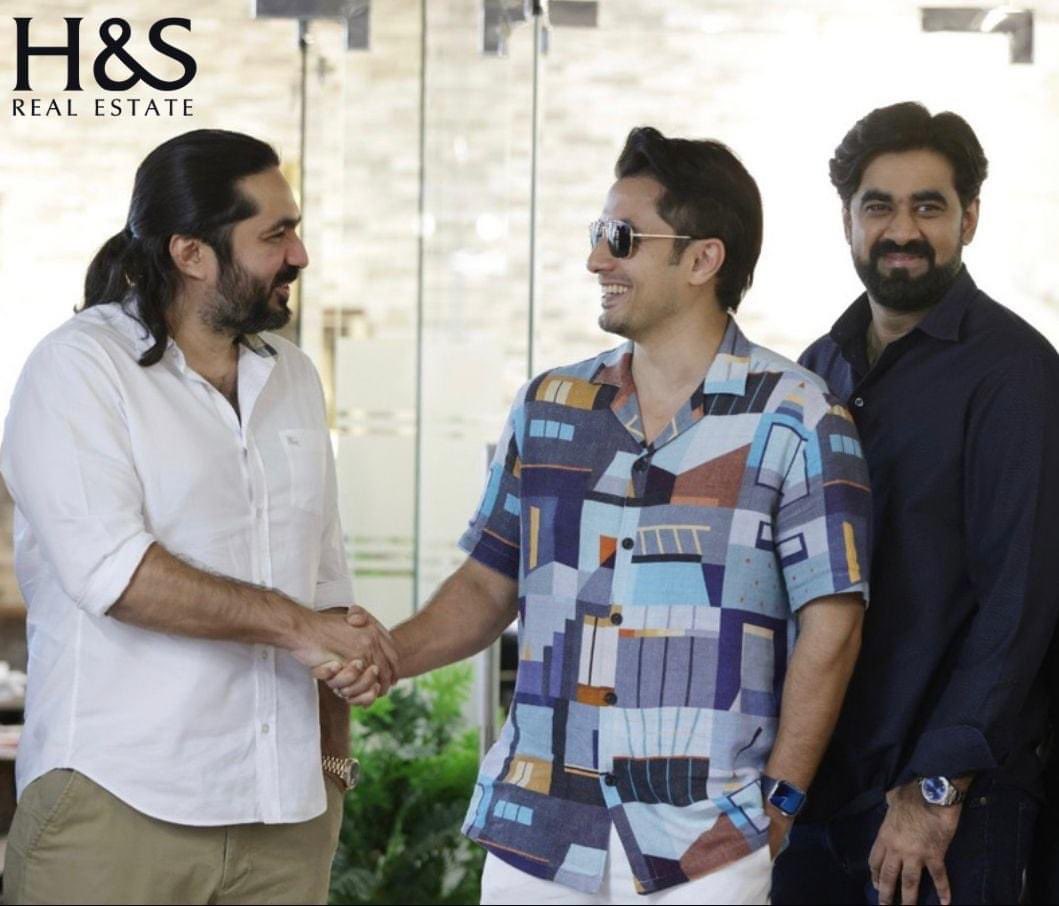 HSRealEstatePak's tweet photo. Vice-Chairman H&S Real Estate Dubai Emad Haq along with Group CEO H&S Saad Haq & CEO H&S Dubai Fahad Haq congratulated Ali Zafar on becoming First Ever Pakistani Superstar to receive UAE's Golden Visa.
#hsproperty #hsrealestate #hsway #hspakistan #AliZafar #UAEGoldenVisa https://t.co/K199U5ph10