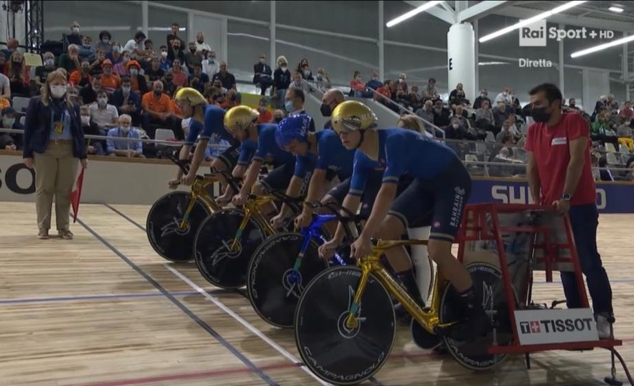 Coninews's tweet photo. I PIÙ FORTI, I PIÙ VELOCI! 🚴♂️🚴♂️🚴♂️🚴♂️
Dopo l'oro olimpico di Tokyo l'Italia 🇮🇹 si impone anche nella rassegna iridata di #Roubaix2021! Liam #Bertazzo, Simone #Consonni, Filippo #Ganna e Jonathan #Milan sono Campioni del Mondo nell'inseguimento a squadre!🥇 https://t.co/D7rFEXScel