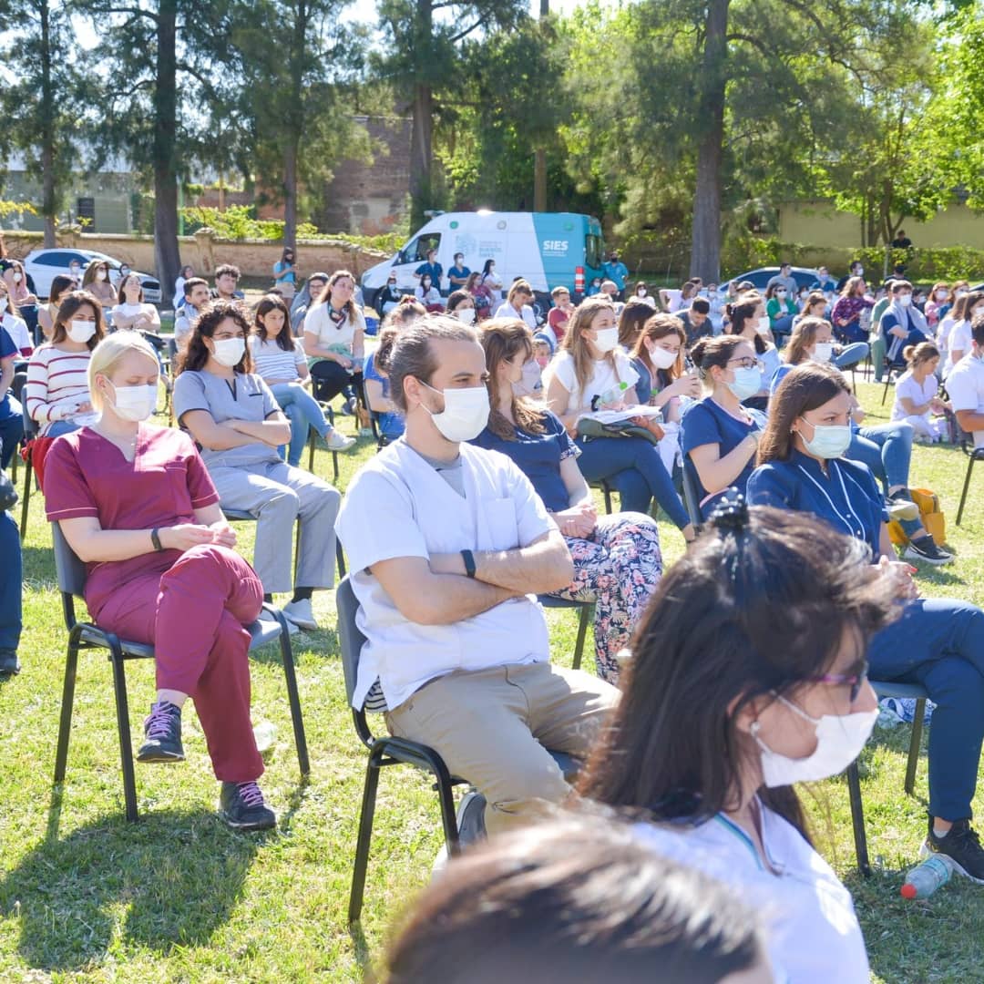 escdegobierno2's tweet photo. Por 2do año consecutivo, @BAProvincia le ofreció al 100% de los y las residentes la incorporación a la planta de los hospitales, lo cual es la 1ra vez en la historia que ocurre. Representa un reconocimiento y un fortalecimiento para el sistema de salud. https://t.co/AvaC8ryZ6H